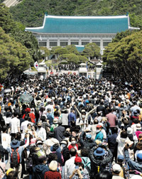 青瓦台一般公開初日「見物できるなんて不思議な感じ」「韓国を代表する観光名所になりそう」