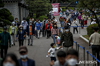 観覧客でにぎわう青瓦台開放イベント