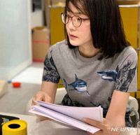 ▲尹錫悦（ユン・ソクヨル）大統領の妻・金建希（キム・ゴンヒ）夫人が会社の事務所で、ファンからプレゼントされたメガネをかけて業務をしている様子。 