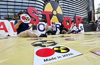 ▲ソウル市鍾路区の日本大使館前で会見を開き日本の原子力規制委員会を批判する環境保健市民センターなど環境団体の会員。日本の原子力規制委員会は福島原子力発電所から放射能汚染水を海に放出することを承認した。20日午前撮影。／聯合ニュース