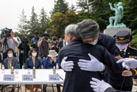 ▲2022年5月19日午前、ソウル市銅雀区の国立ソウル顕忠院で、5・18民主化運動当時デモ隊を防ごうとする警察に向けバスを突進させた男性（77、写真左）が、当時バスにひかれて殉職した故チョン・チュンギル警査の息子チョン・ウォンヨンさんと抱き合っているところ。／写真＝キム・ジホ記者 