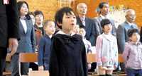 ▲2020年、熊本県内の小学校で、入学式に出席して校歌を歌う児童。写真＝朝鮮DB 