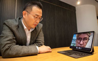 ▲ポスコ・インターナショナルのウクライナ・ミコライウ穀物ターミナルを率いるチェ・ハヨン法人長が、現地スタッフと動画通話をしているところ。／写真＝パク・サンフン記者 