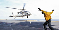 ▲韓国の大型上陸艦「馬羅島」に着艦する米軍の海上作戦ヘリ（MH-60）。2日撮影。／韓国軍合同参謀本部 