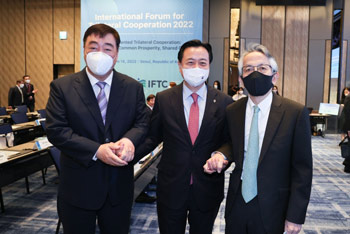 ▲趙賢東・韓国外交部第1次官（写真中央）が14日、ソウル市鍾路区のフォーシーズンズ・ホテルで開かれた韓中日3国協力国際フォーラムに出席し、ケイ海明・駐韓中国大使（左側）および相星孝一・駐韓日本大使と共に記念撮影をしているところ。／聯合ニュース