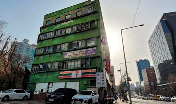 ▲ソウル市西大門区忠正路3街に建つ、韓国に現存する中では最古のアパート「忠正アパート」。／写真＝チェ・サンヒョン記者
