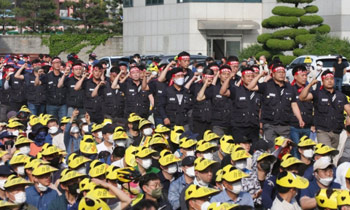 ▲現代自動車蔚山工場本館前の芝生広場で「2022賃金交渉勝利に向けた出征式」を行う同社労働組合。5月25日撮影。／聯合ニュース