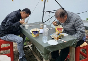 ▲24日、文在寅（ムン・ジェイン）前大統領の「インスタグラム」に掲載された写真　写真＝インスタグラムより