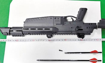 ▲6月30日、20代の男が全羅南道麗水市の鳳山派出所に矢を射ち込んだ際に使用したボーガン。／麗水署