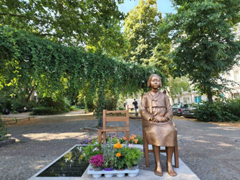 ▲ベルリンのミッテ区に設置された「平和の少女像」。これと同じ少女像が、ドイツ中部に位置するカッセル大学キャンパスにも設置された。同大学の総学生会の自発的決議によるものだ。／写真＝NEWSIS