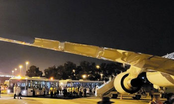 ▲アゼルバイジャンの首都バクーのヘイダル・アリエフ国際空港に着陸した大韓航空機から降りる乗客たち。大韓航空KE9956便は前日午後にトルコのイスタンブール空港を出発して仁川に向かっていたが、離陸から1時間50分後にエンジントラブルが発生し、同空港に緊急着陸した。大韓航空が明らかにした。旅客機には乗客215人と乗員10人が乗っていたが、けが人などはいないという。／聯合ニュース