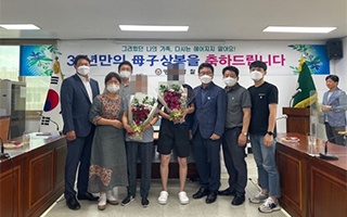 ▲33年ぶりに再会した母親パクさん（左から4人目）と息子のファンさん（右から4人目）が15日、全羅南道霊光警察署で記念撮影に臨んだ。／写真＝霊光警察署