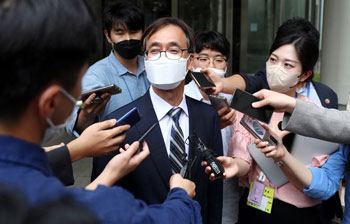 ▲丁珍雄・法務研修院研究委員が21日午後、ソウル市瑞草区のソウル高等法院での二審判決後、取材に応じている。／NEWSIS