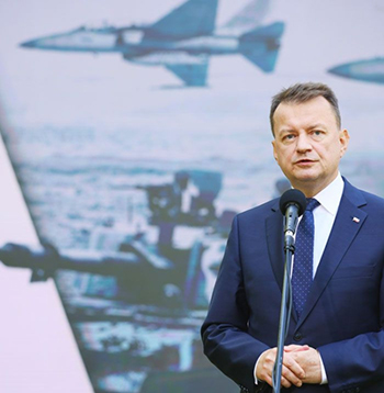 ▲韓国からの武器導入計画について発表するポーランドのマリウシュ・ブワシュチャク副首相兼国防相。27日（現地時間）撮影。／聯合ニュース