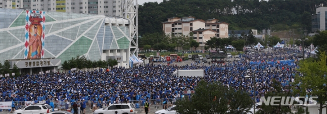 ▲7月30日午後、江原道江陵市内の江陵総合競技場駐車場で、「PSY（サイ）びしょぬれショー」の入場時間を待つ数多くの観客たち。写真＝NEWSISキム・ギョンモク記者