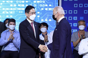 ▲バイデン米大統領が5月20日、京畿道平沢市のサムスン電子半導体工場を視察後、李在鎔（イ・ジェヨン）同社副会長と握手している。／聯合ニュース
