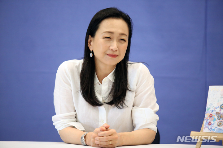 長編小説『パチンコ』作者イ・ミンジン記者懇談会