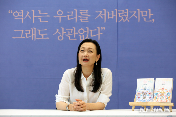 長編小説『パチンコ』作者イ・ミンジン記者懇談会