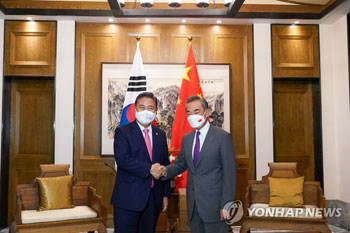 韓中外相が会談　王氏「内政に干渉してはならない」