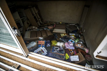 雨水があふれ一家3人が死亡した半地下部屋／ソウル