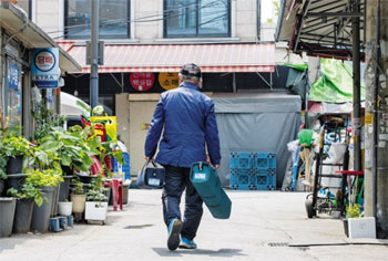 ▲宅配の仕事に就く高齢男性…25日、ソウル市乙支路近くで高齢男性が宅配便を配送している。／キム・ジホ記者