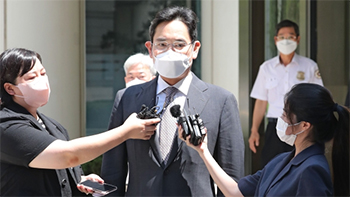 ▲李在鎔サムスン電子副会長が12日、裁判所から出て、政府の仮釈放発表に関する立場を表明している。／ナム・ガンホ記者