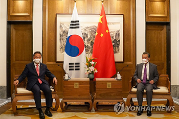 今月９日、青島で会談した韓中外相（外交部提供）