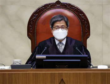 ▲金命洙大法院長が7月21日午後、大法院で開かれた大法廷での判決公判で着席している。／聯合ニュース