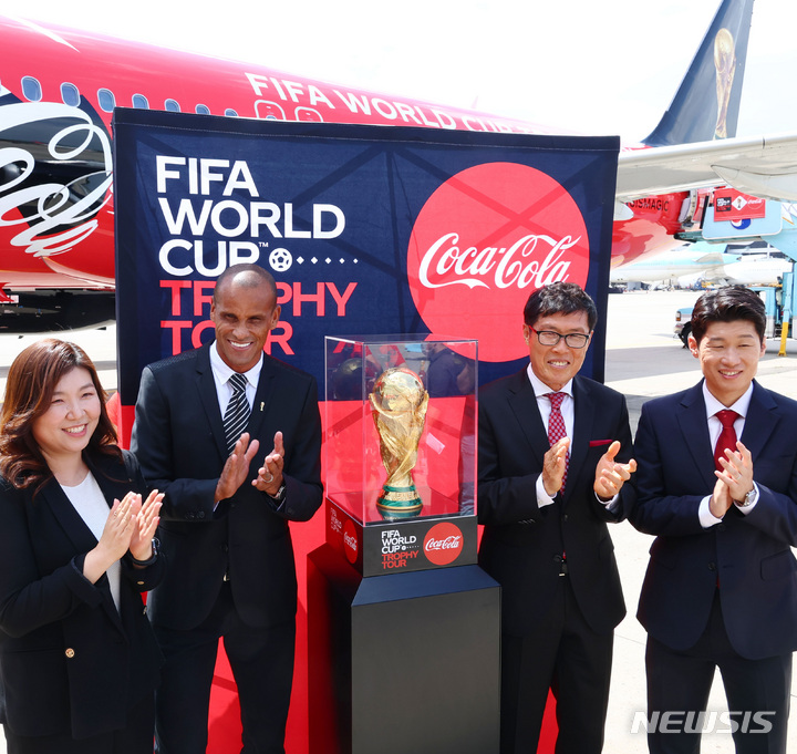 コカコーラ　トロフィー 韓国に到着したワールドカップのトロフィー