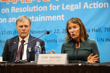 ▲米国人大学生の故オットー・ワームビアさんの父フレッドさんと母のシンディさん。／チャン・リョンソン記者