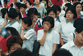 ▲1992年8月24日午後4時からソウル明洞の中華民国（台湾）大使館で最後の国旗降下式が執り行われ、華僑の女子生徒たちも数多く出席した。青天白日旗が下ろされると、多くの生徒たちがこみ上げる感情に耐えられず涙を流した。／朝鮮日報DB