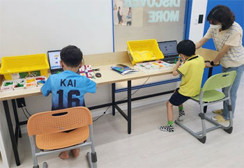▲8月24日、ソウルのあるコーディング塾で幼児クラスの生徒2人が「ブロック式コーディング授業」を受けている。