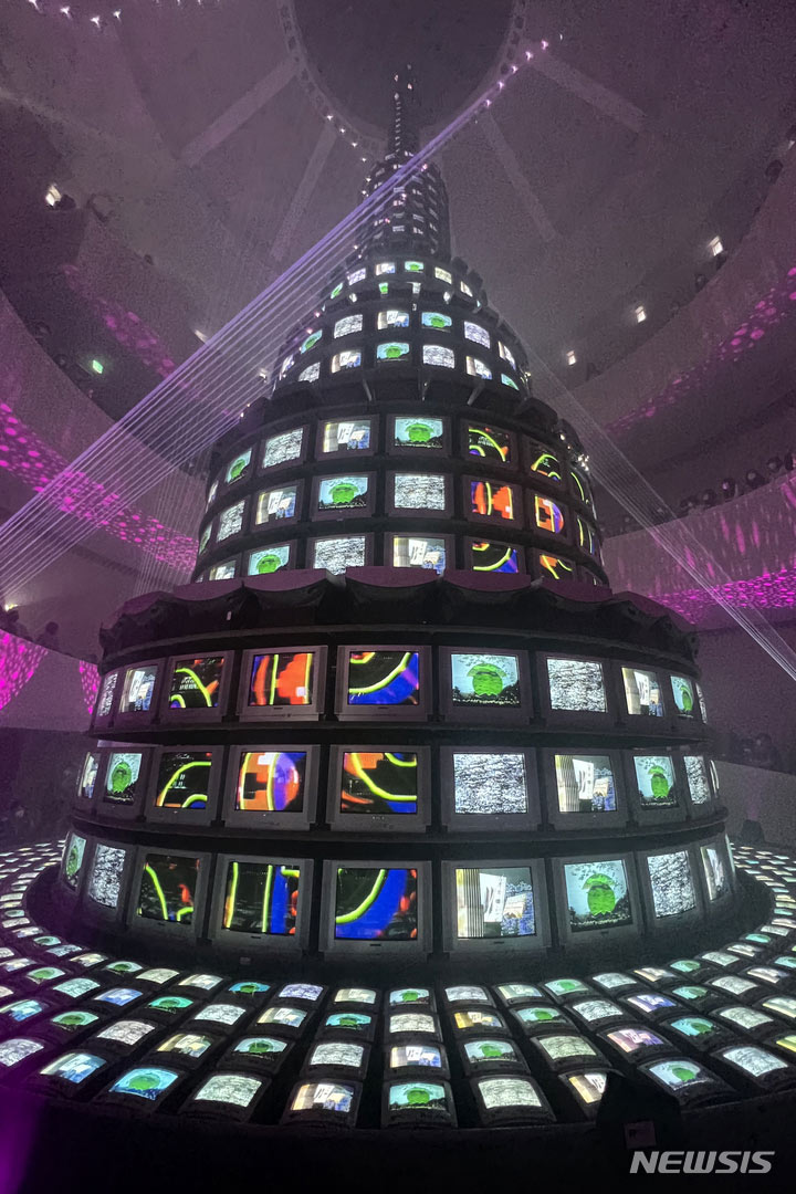 ナム・ジュン・パイク生誕90周年記念、代表作「多いほどよい」が再稼働