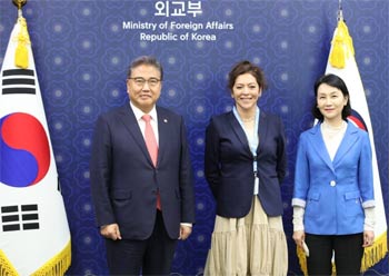 ▲ソウル市鍾路区の韓国外交部庁舎で記念撮影を行う国連のエリザベス・シルビア・サルモン・カラテ北朝鮮人権特別報告官、朴振・外交部長官、李信和・北朝鮮人権国際協力大使。／ニューシス