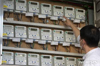 ▲19日午前、ソウル市内の住宅に設置されている電力メーター（写真：NEWSIS）