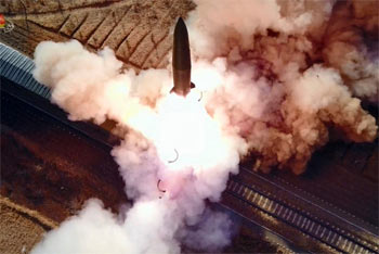 ▲北朝鮮が今年1月、列車で発射したKN-23弾道ミサイル。炎を吹き出して上昇している。写真＝聯合ニュース