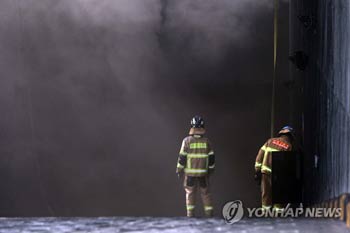 開店前の大型アウトレットで火災　死者７人に＝韓国中部