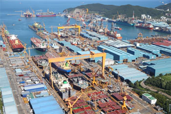 ▲慶尚南道統営市にある大宇造船海洋の全景／同社提供、NEWSIS