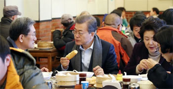 ▲2017年12月、中国を訪れた韓国の文在寅大統領夫妻が、北京の飲食店で朝食を取っている様子。／写真＝朝鮮DB