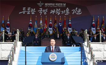 ▲第74回国軍の日記念式典で上映された映像「国軍の決意」に中国人民解放軍が使用する歩兵先頭車「ZSL-92」（右）が登場した。／KTV