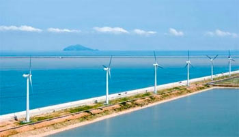 ▲セマングム防潮堤の群山方面への入り口付近に2002年から07年に建てられた風力発電設備／朝鮮DB