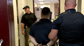 ▲A容疑者の後ろ姿。／@ReporterEric ツイッター