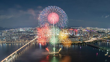 ▲8日午後、ソウル・汝矣島漢江公園で開催された花火大会「ソウル世界花火祭り」。写真＝パク・サンフン記者