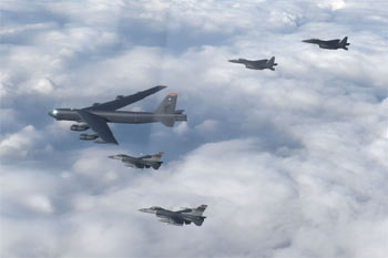 ▲米B52長距離爆撃機と韓国空軍F15K、米F16／韓国空軍提供