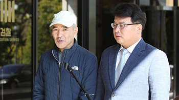 ▲西海で北朝鮮軍に殺害され遺体を焼却された韓国政府職員の故イ・デジュンさんの兄イ・レジンさん／NEWSIS