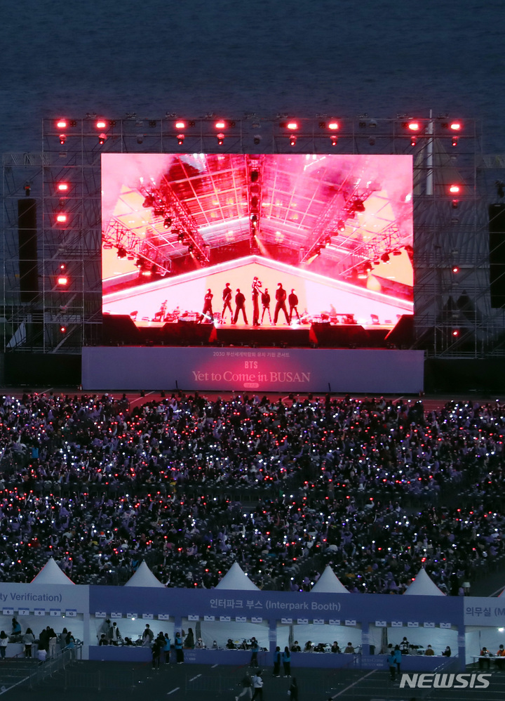 BTSコンサートのライブプレーを楽しんでいる1万人のファン