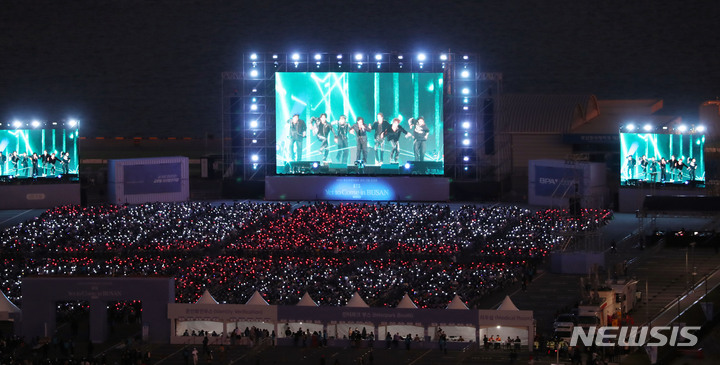 BTSコンサートのライブプレーを楽しんでいる1万人のファン