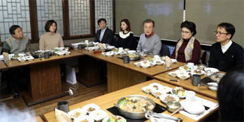 ▲文在寅（ムン・ジェイン）前大統領が2018年1月7日、「ブラックリスト被害文化芸術人懇談会」で出席者と会話する様子。／青瓦台写真記者団