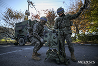 機動訓練の準備をする軍人たち