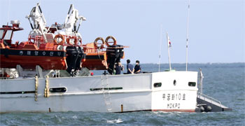 ▲漁業指導船ムグンファ10号を調査中の韓国海洋警察。2020年9月25日撮影(NEWSIS)。